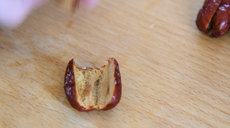 甜蜜红枣加糯米，超好吃的甜点，做法简单！,将红枣切开口，取掉里面的籽