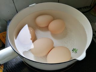 家常卤肉饭,鸡蛋煮熟，放入冷水激一下，去壳备用。