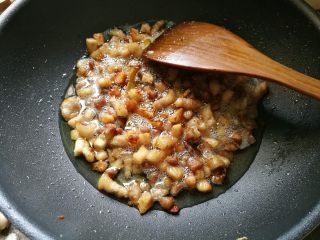 家常卤肉饭,放入五花肉翻炒，煸出油脂后，放入香菇一起翻炒。