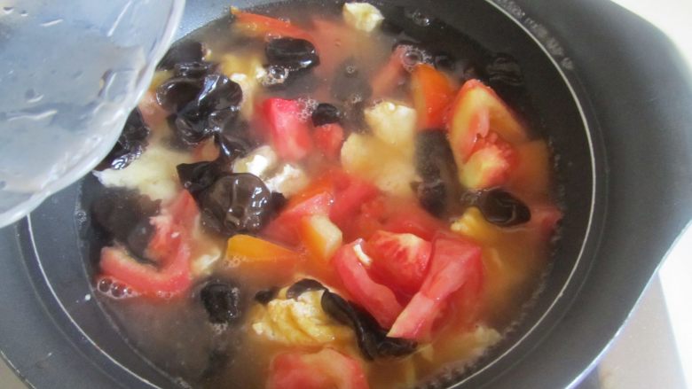 木耳番茄鸡蛋汤,加入适量的水炖煮二、三分钟；