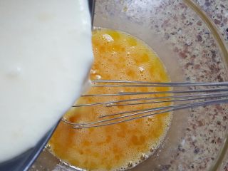 广式月饼~金沙奶黄馅儿,5．加入牛奶和淡奶油拌匀。