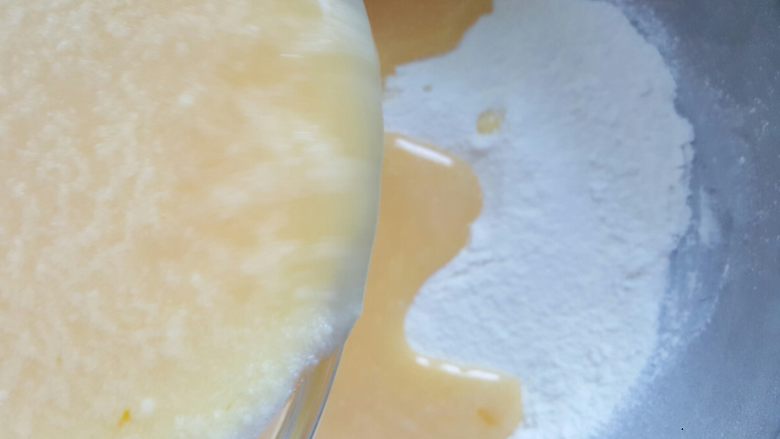 广式月饼~金沙奶黄馅儿,6．倒入过筛好的粉类中。