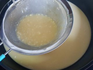 广式月饼~金沙奶黄馅儿,7．混合均匀后过筛，这样可以使面糊更加细腻。