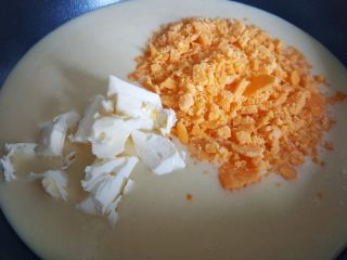广式月饼~金沙奶黄馅儿,8．面糊放在平底锅中，加入，蛋黄碎和发酵黄油。