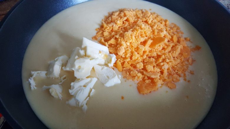 广式月饼~金沙奶黄馅儿,8．面糊放在平底锅中，加入，蛋黄碎和发酵黄油。