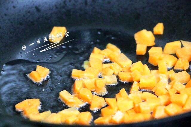 松仁豌豆玉米,锅烧热下少许油，下胡萝卜炒至断生。
🌻小贴士：如果用生松子在胡萝卜之前，入松子小火翻炒一下。