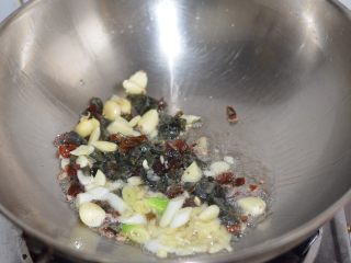 上汤薯尖,炒锅倒油，下葱姜蒜和皮蛋粒炒香。