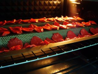国色天香立体饼干,烤箱提前预热：上175度，下170度，放中层，烤18分钟。（中间空白处也可以放上花瓣一起烘烤）