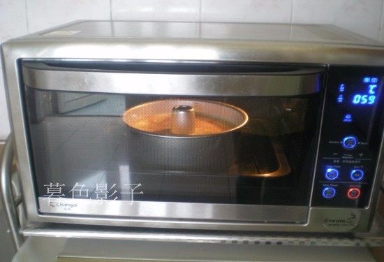 8寸海绵花色蛋糕,烤箱设置：上下火150°，时间55分钟。烤盘里放适量的热水。