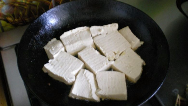 番茄酱酸甜豆腐,豆腐切厚厚的片 ，锅热，油热下豆腐