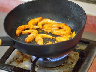 私房酱汁闷虾,另起油锅，可以继续用炸虾剩下的油，放入姜丝、蒜末和虾一起爆炒。