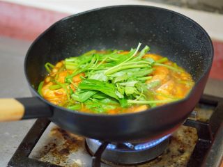 私房酱汁闷虾,放入空心菜叶子，盖上锅盖，焖煮收汁