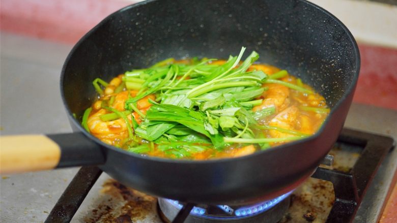 私房酱汁闷虾,放入空心菜叶子，盖上锅盖，焖煮收汁
