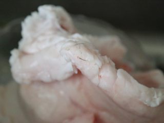 熬猪油,少数在摘猪板油的时候，会把猪毛等杂质混进猪油，需要耐心的清洗。