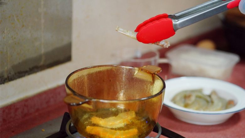私房酱汁闷虾,煎锅中倒油，2cm高左右，中火加热油后，把虾逐个放入油锅，正反面炸脆。
（倒半锅油，直接煎炸所有虾也行，只是浪费油）