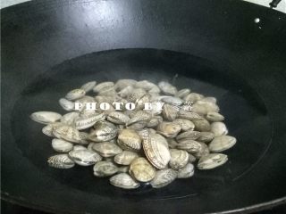 香辣花蛤,煮锅里倒入清水烧开，放入花蛤，加盖煮1分钟；