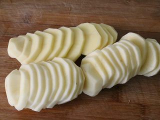 孜然土豆,将土豆切成厚薄均匀的厚块。