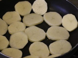 孜然土豆,将土豆放入平底锅，小火煎。