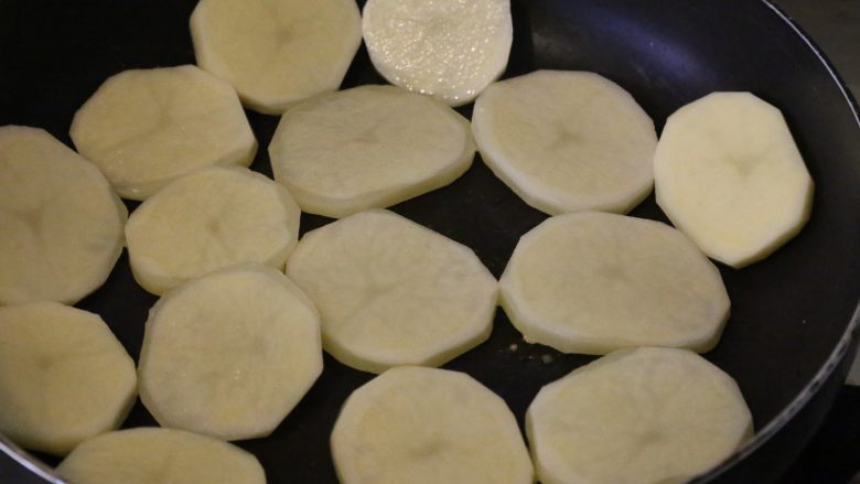 孜然土豆,将土豆放入平底锅，小火煎。