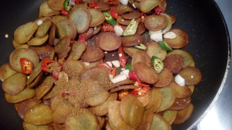 麻辣椒盐豆饼,加入黑椒粉、孜然粉、盐等，翻拌均匀，小火烘烤至脆，能发出清脆的声音，可出锅装盘了。