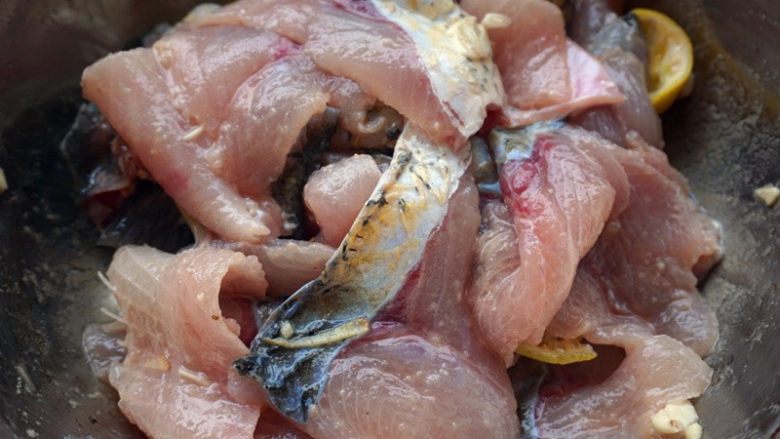 柠檬薄荷鱼,将切好的鱼肉用柠檬汁、盐、姜丝、生粉拌匀腌制入味待用