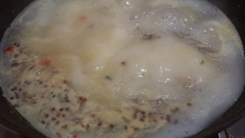 柠檬薄荷鱼,倒入清水焖10-15分钟制作高汤
