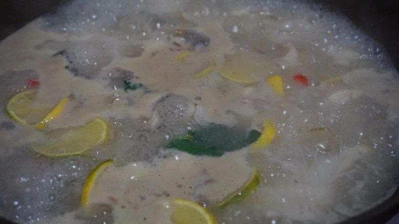 柠檬薄荷鱼,将煮好的底汤过滤去渣，下入腌好的鱼片、柠檬片煮熟