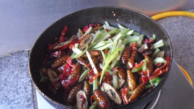 红辣椒煸蚕蛹, 放入芹菜，翻炒均匀
