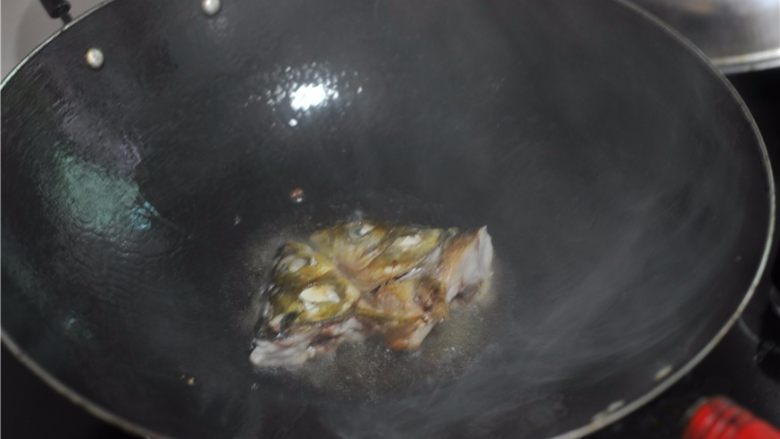 香辣鱼片,油锅爆香少许姜丝，将鱼头煎香