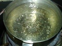 牛奶黑凉粉,将440克水倒入锅中，加热至沸
