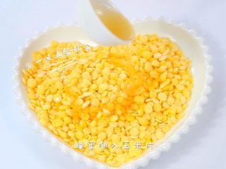 烤玉米片,核桃油、蜂蜜都倒入玉米片中。
🌻小贴士：不放蜂蜜，放白糖也可以，加糖要先烤5分钟，拿出来翻面再烤。