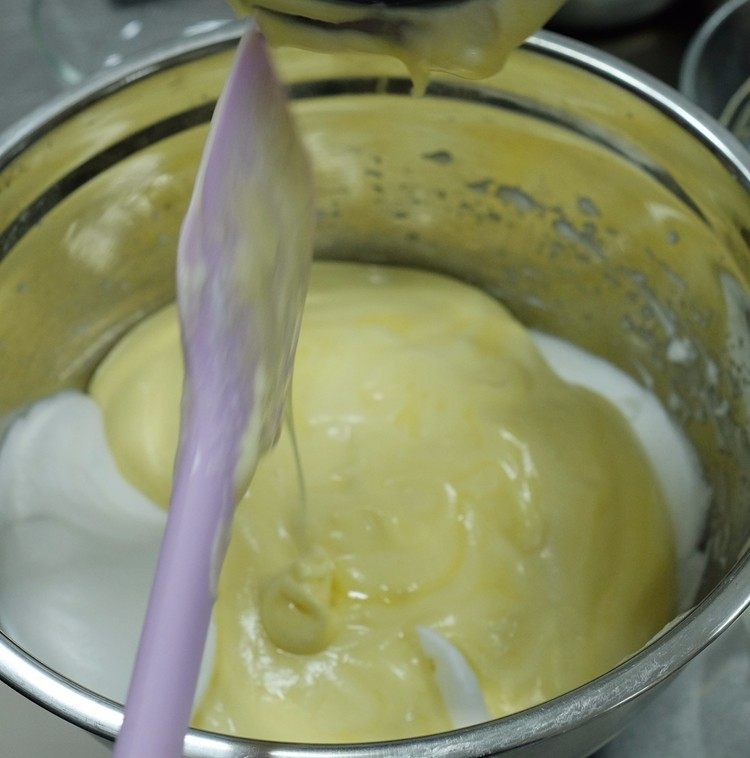 北海道戚风,搅拌好的蛋黄糊分次加入打好的蛋白霜中搅拌均匀
