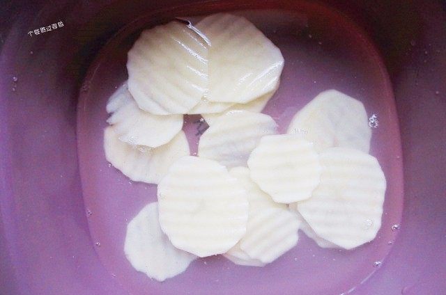 香辣波纹薯片,将切好的土豆片泡在水中洗掉淀粉