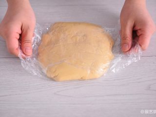 【烘焙配方】经典广式月饼,饼皮用保鲜膜包好静置一个小时待用
