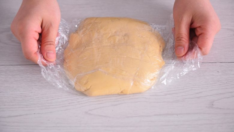 【烘焙配方】经典广式月饼,饼皮用保鲜膜包好静置一个小时待用