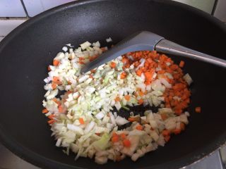 鹅肝酱蛋炒饭,放入卷心菜和胡萝卜丁煸炒片刻