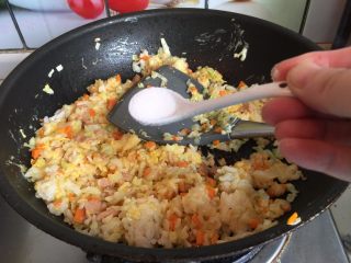 鹅肝酱蛋炒饭,加少许盐调味，再次翻炒均匀