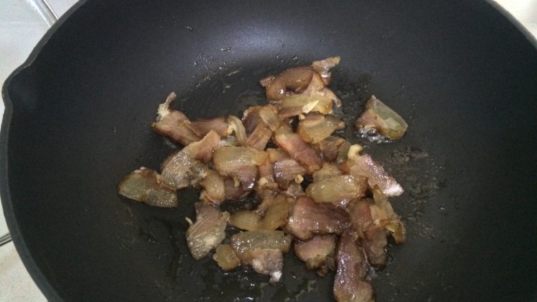 地道的湘菜：萝卜干炒腊肉,先将腊肉放入锅中煸出油