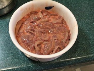 南煎肝,将切好的猪肝，加入地瓜粉、胡椒粉、酱油1大匙、米酒1大匙抓匀腌渍备用。