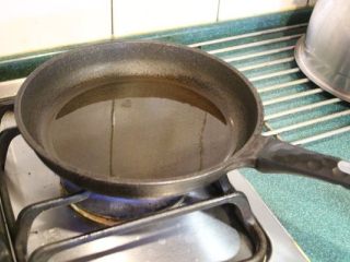 南煎肝,平底锅加较多的油，中火热锅至锅够热