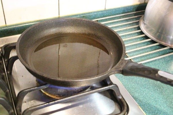 南煎肝,平底锅加较多的油，中火热锅至锅够热