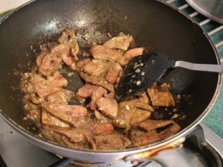 南煎肝,放入猪肝翻炒两下，加入事先调好的酱汁，迅速翻炒让猪肝均匀裹上酱汁。