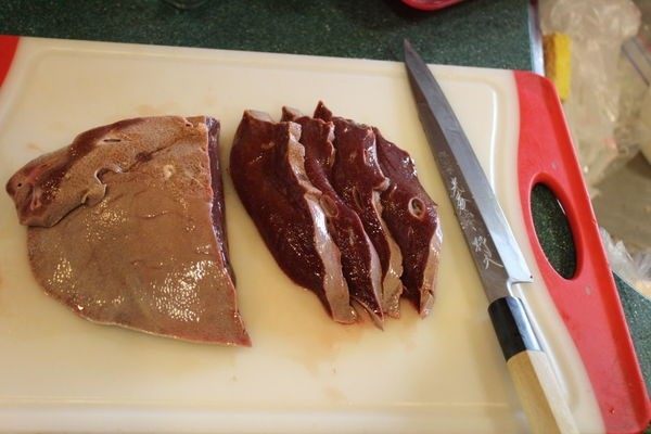 南煎肝,猪肝一定要切得比较薄，因为这道菜为了保持猪肝鲜嫩的口感，在锅中停留的时间就不能过长但又要猪肝熟，所以切得比较薄是重点关键之一。