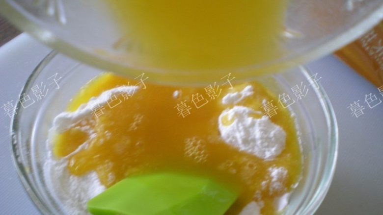 果汁冰皮月饼,倒进冰皮预拌粉里边，用刮刀搅拌。小心果汁碗加热了烫手。