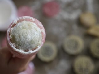 传统月饼,学厨月饼模具印花片上沾少许面粉，月饼团成圆后也要沾上少许面粉，以防沾连。