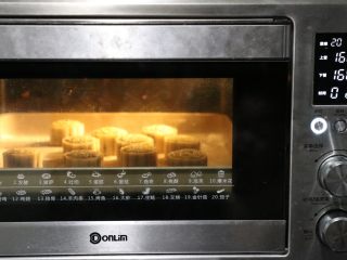 传统月饼,上下火160度底层，烤至20分钟。