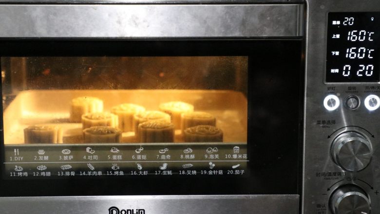 传统月饼,上下火160度底层，烤至20分钟。