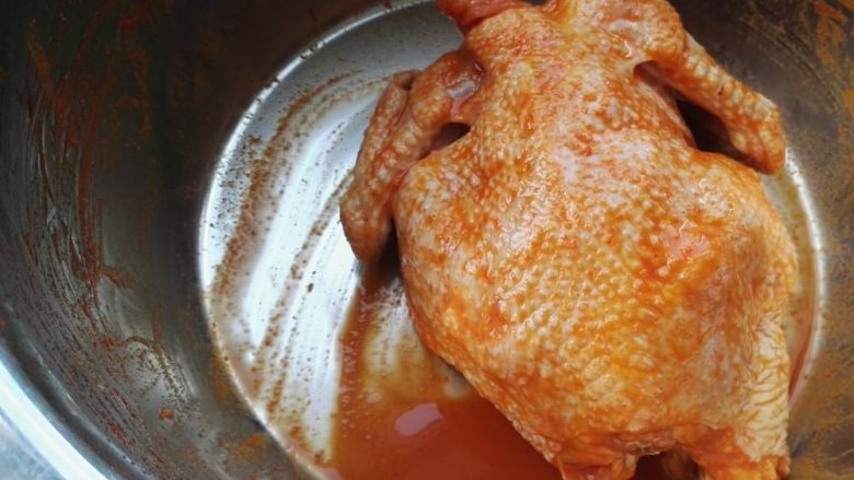 砂锅烤窑鸡 ,戴上一次性手套给鸡子进行全身按摩，用牙签或者烤针全身戳下便于入味。