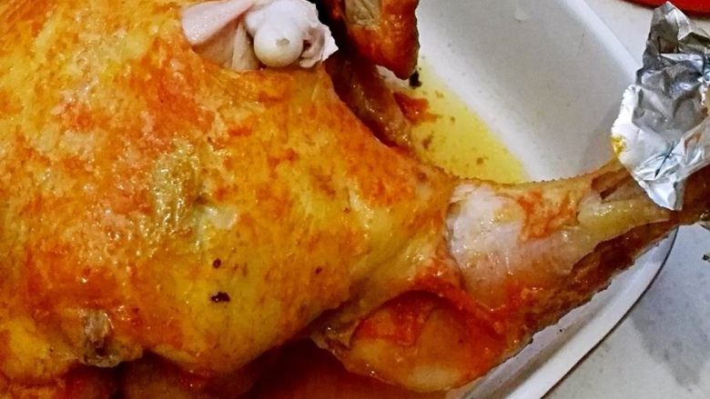 砂锅烤窑鸡 ,一拧就脱骨。
