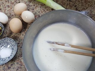 五分钟快手早餐~葱花鸡蛋饼,2．面粉中加入水，用筷子搅拌均匀。